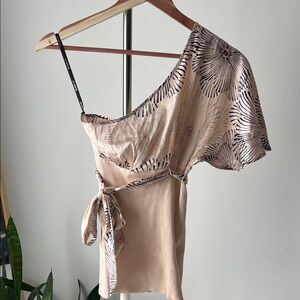 bebe One-Shoulder SILK Beige pink Top with Black Print XS